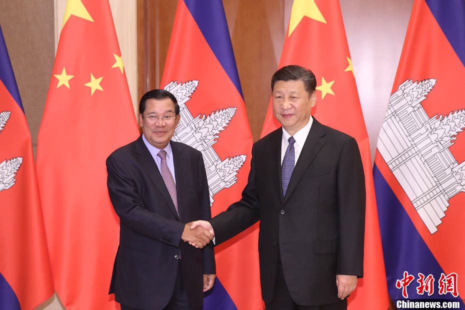 Chinese President Xi Jinping meets with Cambodian Prime Minister Hun Sen in Beijing on May 17, 2017. [Photo: Chinanews.com]