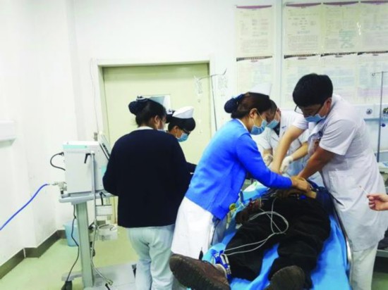 Several doctors and nurses provide CPR and other techniques to restore patient's heart beat. [Photo: hljnews.cn]