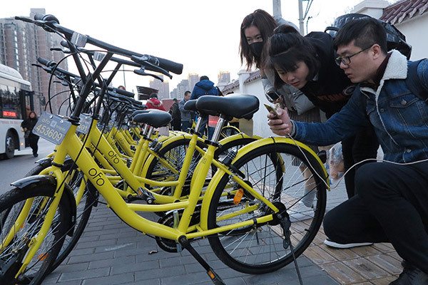 Riders scan ofo bikes in Xi'an, Shaanxi province. [Photo：China Daily]