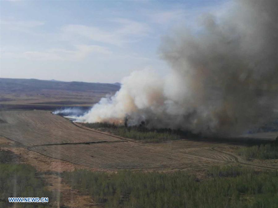 Aerial photo taken on May 17, 2017 shows the fire site in a forest in Chenbarerhu Banner in Hulunbuir, north China's Inner Mongolia Autonomous Region. More than 800 people and two aircrafts are fighting the forest fire that broke out Wednesday. [Photo: Xinhua/Mao Yatuan]