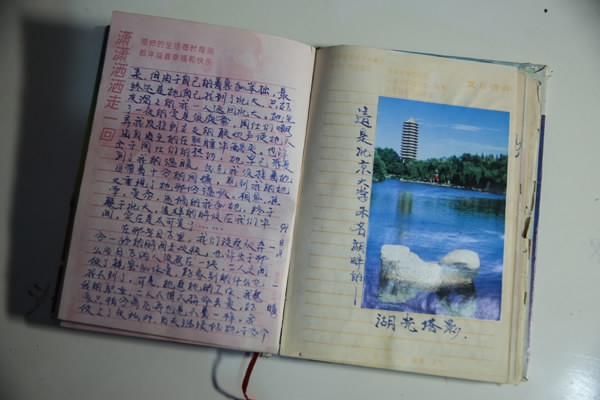 Zhang keeps a diary. [File Photo: China Daily]