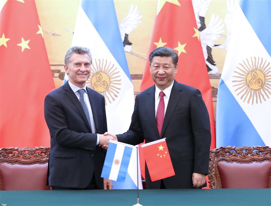 Chinese President Xi Jinping and his Argentine counterpart Mauricio Macri witness the signing of bilateral cooperation documents after their talks in Beijing, capital of China, May 17, 2017. [Photo: Xinhua]