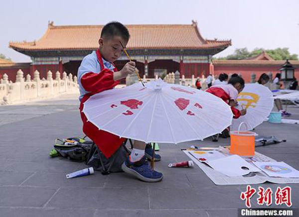 A student joins a celebration activity for International Museum Day in the Forbidden City in Beijing, China on May 18, 2017. [Photo: Chinanews.com]