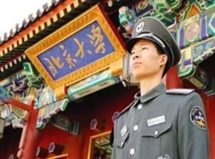 Miao Xiangwei, one of the guards at Peking University, was successfully enrolled into the school after sneaking into lectures and self-studying for years. He wrote a book called 站着上北大 (Go to Peking University, Standing) which touched millions. [File Photo: Xinhua]