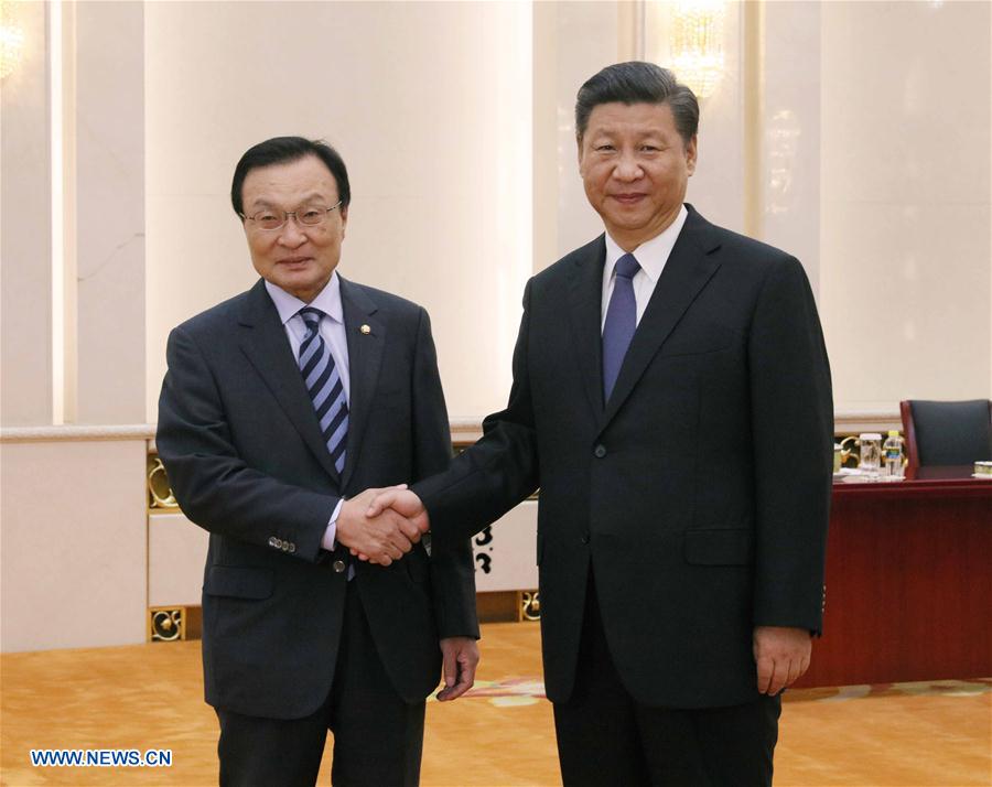 Chinese President Xi Jinping (R) meets with Lee Hae-chan, special envoy of South Korean President Moon Jae-in, at the Great Hall of the People in Beijing, capital of China, May 19, 2017. [Photo: Xinhua]