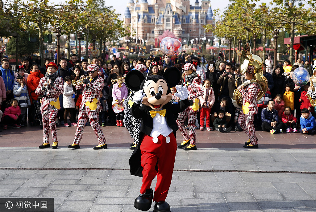Tourists watch a performance at Shanghai Disney Resort, on January 24, 2017. [Photo: VCG]