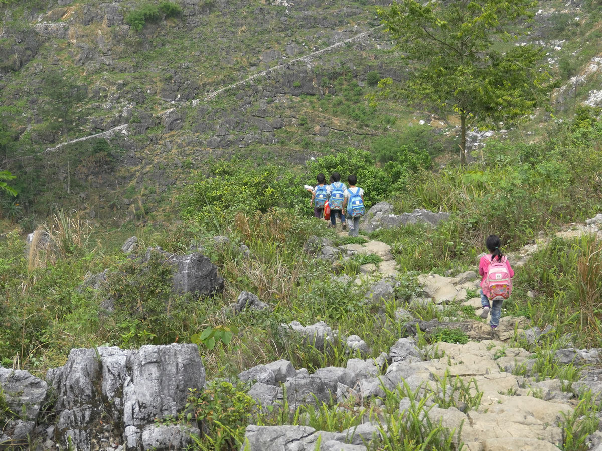 Some students from Bahao needed to walk along mountainous trails to get to their school.[Photo:China Plus/Wang Xin]