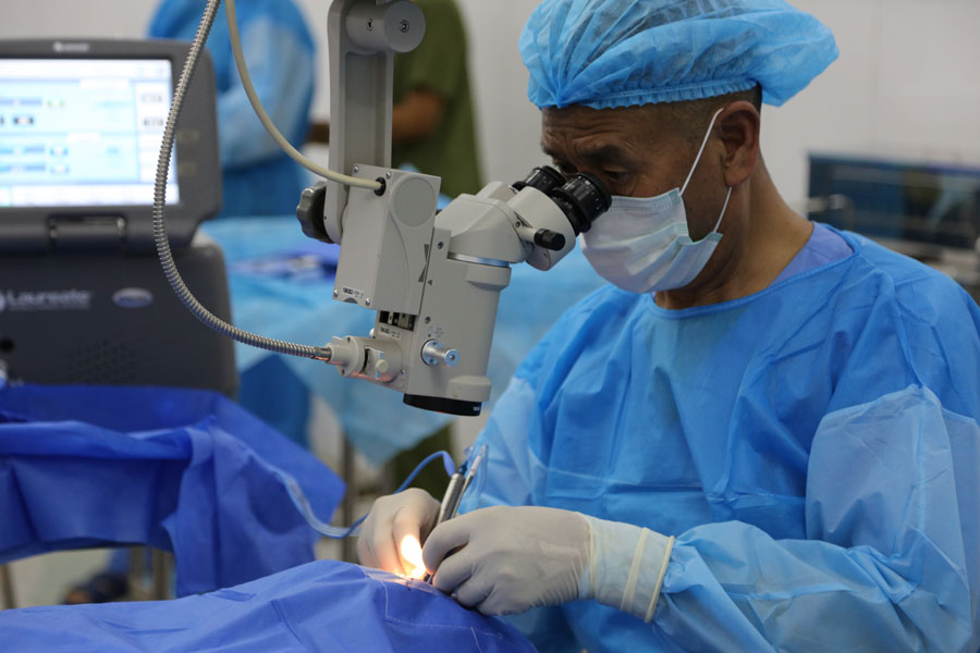 Dr. Gong Yongxiang, head of the Aier ophthalmic expert team, performed a free cataract surgery on a Myanmar patient at the Sitagu Shwe Pyi Hein Clinic in Yangon on May 19th, 2017. [Photo: China Plus/Tu Yun]