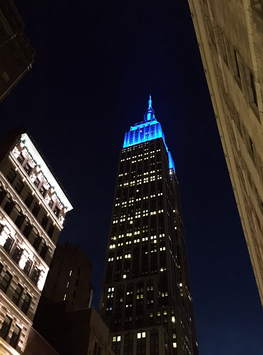 New York's Empire State Building turns blue on May 20, 2017 Eastern Time to celebrate the 120th anniversary of Zhejiang University. [Photo: China Plus/Qian Shanming]