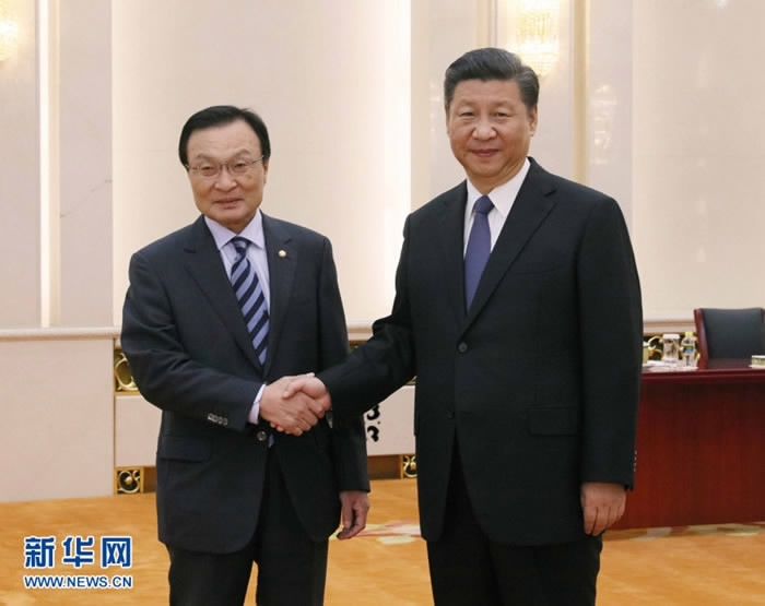 Chinese President Xi Jinping (R) shakes hands with South Korean President Moon Jae-in's Special Envoy Lee Hae-chan at the Great Hall of the People in Beijing on May 19, 2017. [Photo: Xinhua]