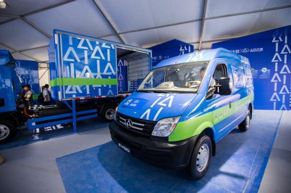 Chinese e-commerce giant Alibaba's delivery arm Cainiao Network Monday announced a plan to partner with domestic automakers to produce 1 million smart vans powered by advanced Internet technology. [Photo: sina.com]