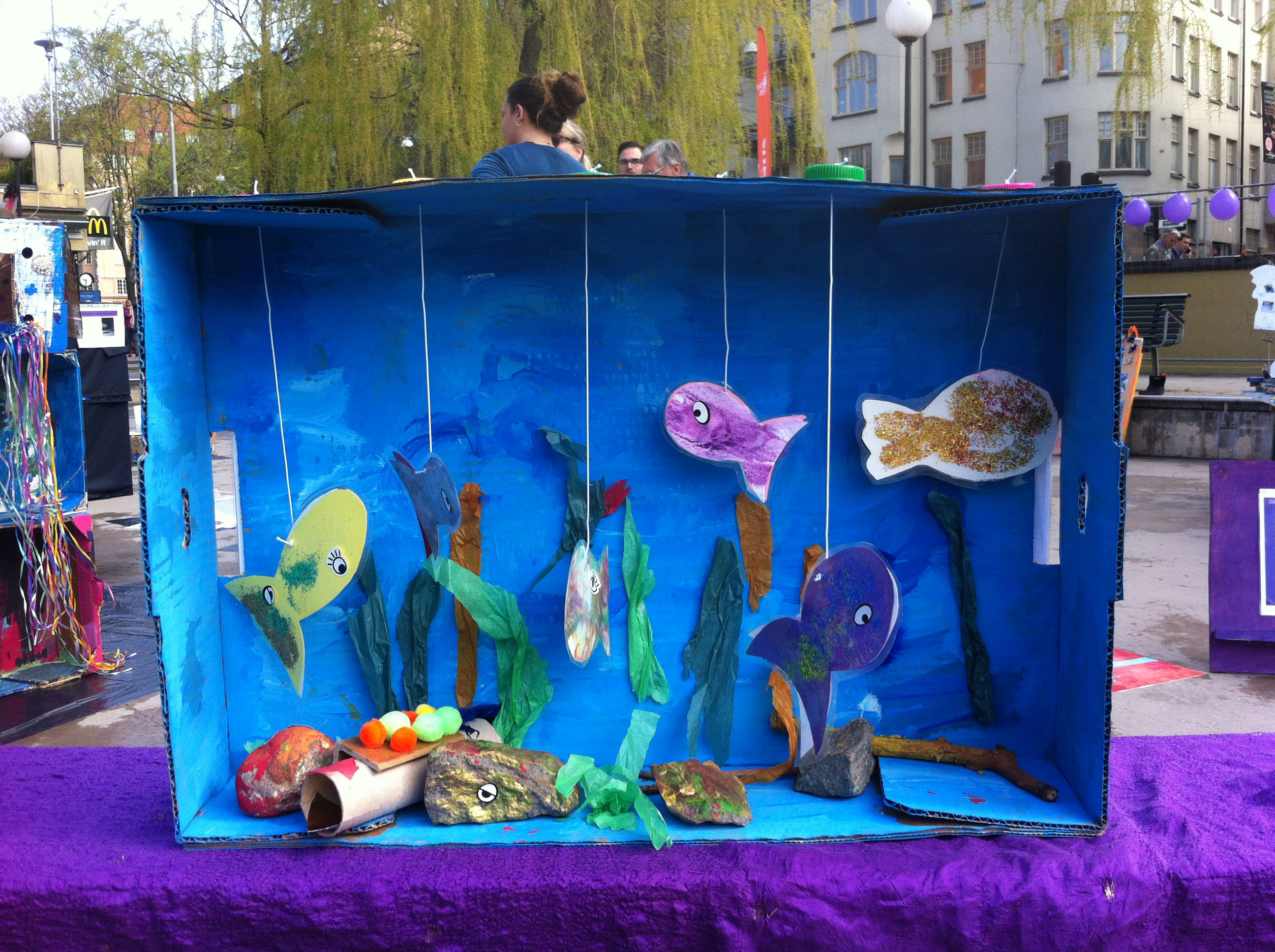 Children demonstrate their work of an aquarium made of recycling material at the preschool day in Stockholm on May. 18, 2017. [Photo: China Plus/Chen Xuefei]