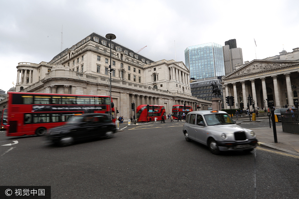 Buses and London Taxis cross a junction near the Bank of England in London, UK. [Photo: Bloomberg via Getty Images/Chris Ratcliffe]