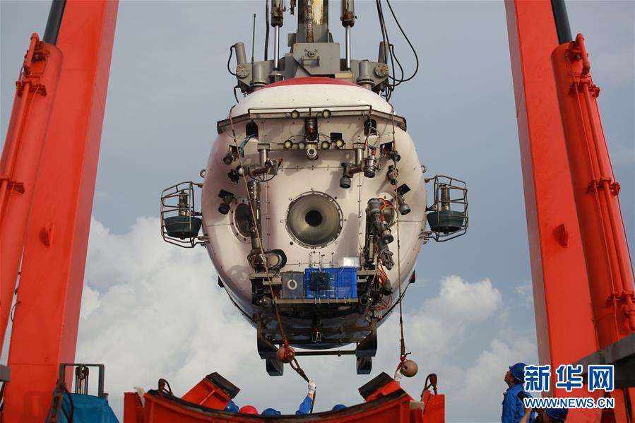 The Chinese manned deep-sea research submersible Jiaolong is put into sea on May 23, 2017. [Photo: Xinhua]