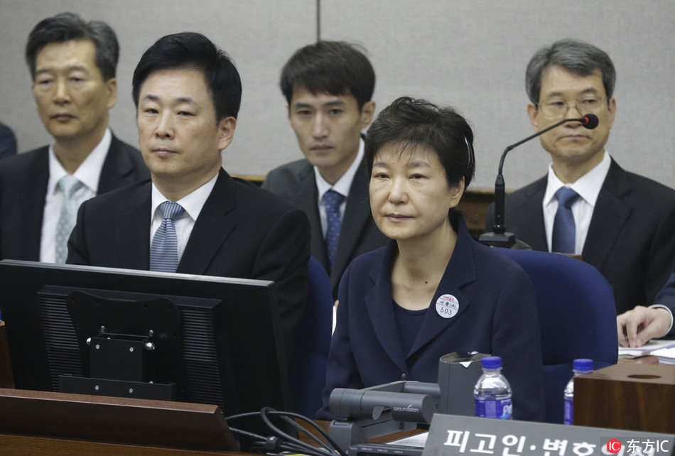 Former South Korean President Park Geun-hye (R, front) sits for her trial at the Seoul Central District Court in Seoul, South Korea, 23 May 2017. Park was removed from office last March over corruption charges. [Photo: IC]