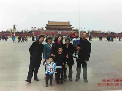 An unclaimed photo Gao Yuan took for a group of visitors at Tian'anmen Square in Beijing. [Photo provided to the Beijing News by Gao Yuan]