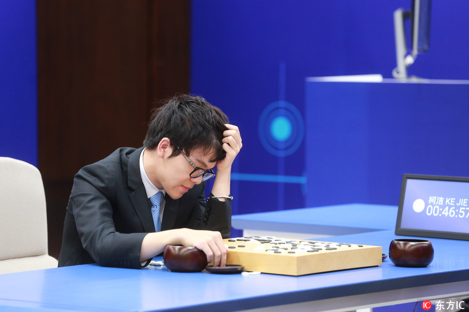 Chinese Go player Ke Jie competes against Google´s artificial intelligence (AI) program, AlphaGo, in the second game of the Google DeepMind Challenge Match during the Future of Go Summit in Wuzhen town, Jiaxing city, east China´s Zhejiang province, 25 May 2017. [Photo: IC]