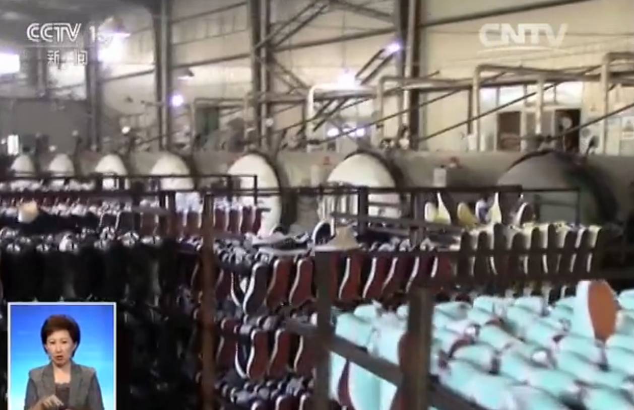 A screenshot of CCTV News shows the counterfeit shoes fabricated by a factory called Jinfeng in Bengbu, east China's Anhui Province. [Screenshot: CCTV]