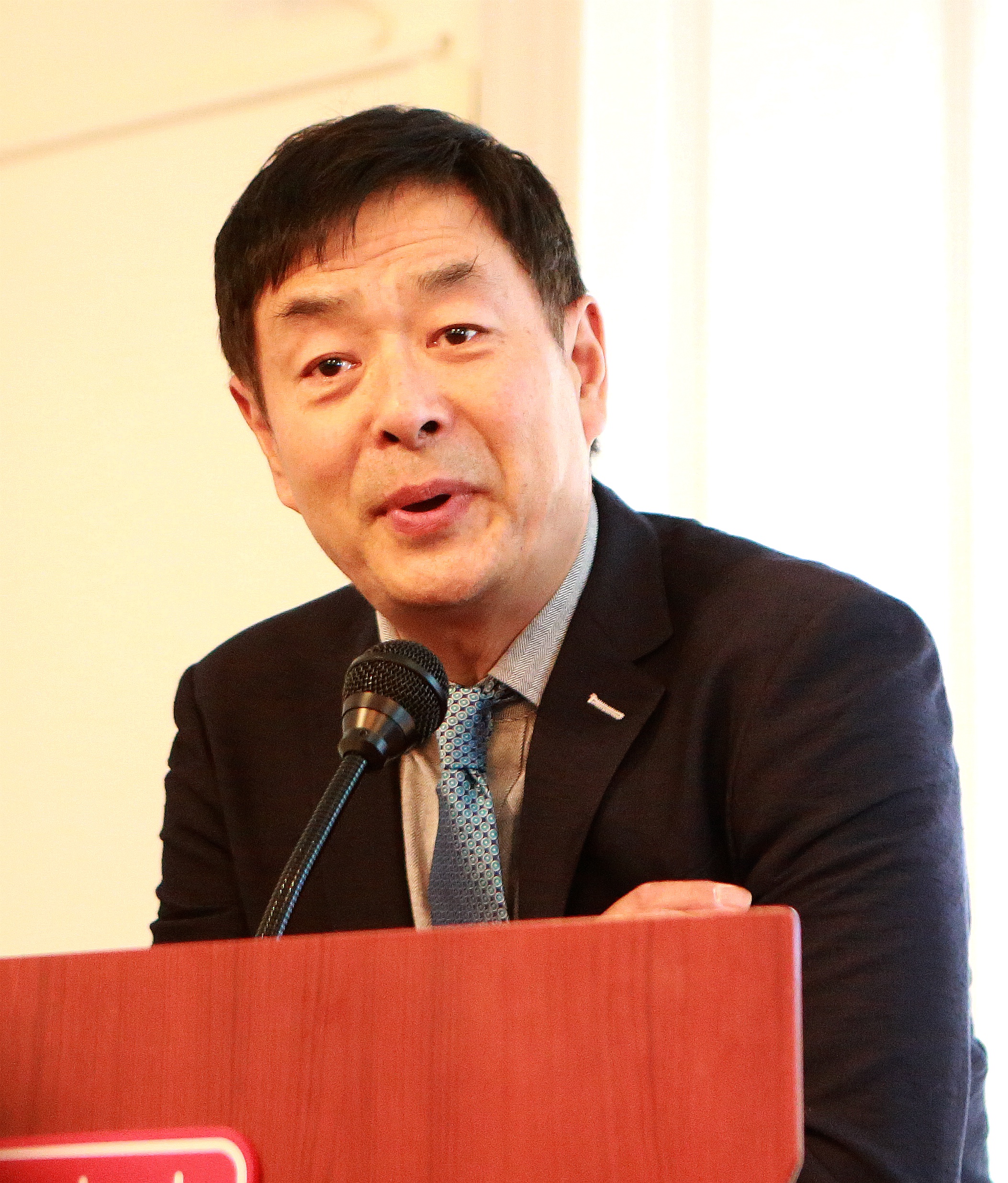 Pu Cunxin delivers a speech in Stockholm, Sweden, May 22, 2017. [Photo: Chen Xuefei]