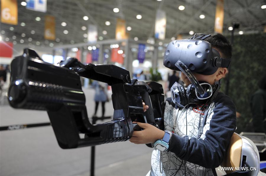 A visitor experiences a virtual reality game during the 2017 China International Big Data Expo in Guiyang, capital of southwest China's Guizhou Province, May 25, 2017. [Photo: Xinhua]