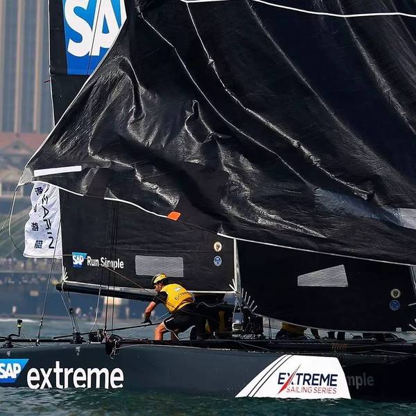 A sailor making preparations at the 2017 Extreme Sailing Series in Qingdao, which runs from Apr 28 to May 1, 2017.[File Photo: sports.sohu.com]