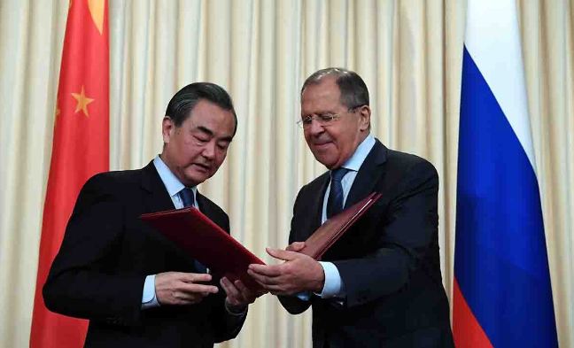 Chinese Foreign Minister Wang Yi (left) meets his Russian counterpart Sergei Lavrov in Moscow on May 26, 2017. [Photo: CGTN]