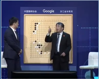 Nie Weiping (R) analyzes the match.[Photo: CGTN]