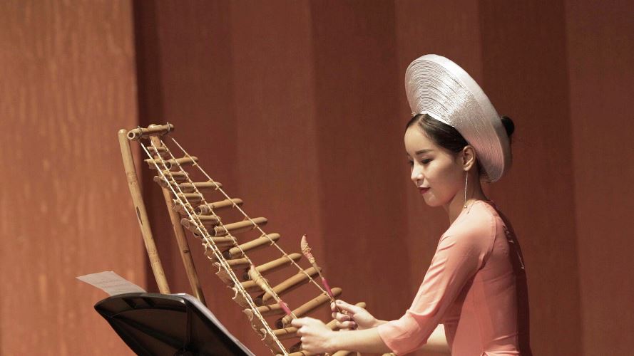 Le Thuy Linh, from Vietnam, plays a traditional Vietnamese musical instrument at the China-ASEAN concert. [photo: provided by the Shanghai Conservatory of Music]