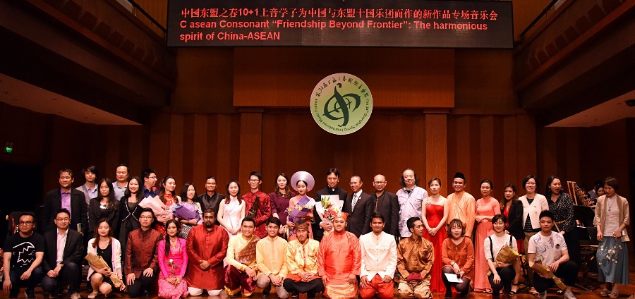 Musicians of the C asean Consonant ensemble and composers of the Shanghai Conservatory of Music posed for a group photo after a cross-culture concert at the Shanghai school on May 15th, 2017. In the center holding a bunch of flowers is conductor Cai Jindong. Music director of the ensemble Anant Narkkong stands second right from him. [photo: provided by the Shanghai Conservatory of Music]