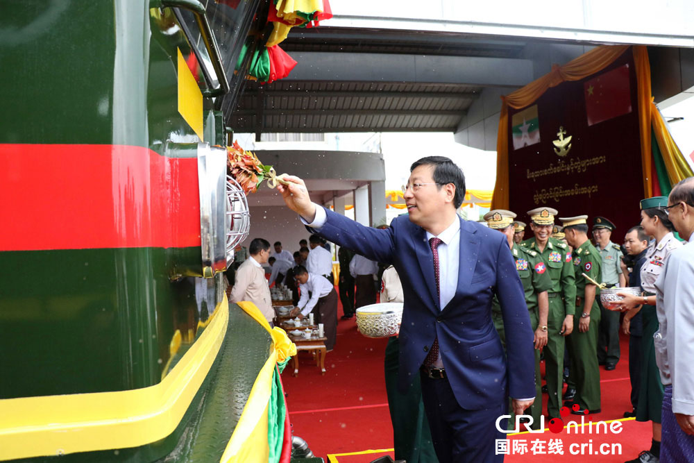 Chinese ambassador to Myanmar, Hong Liang, sprinkles ‘auspicious water’ onto a train carriage for good luck, in Naypyidaw, Myanmar, on May 26, 2017. [Photo: CRI Online]