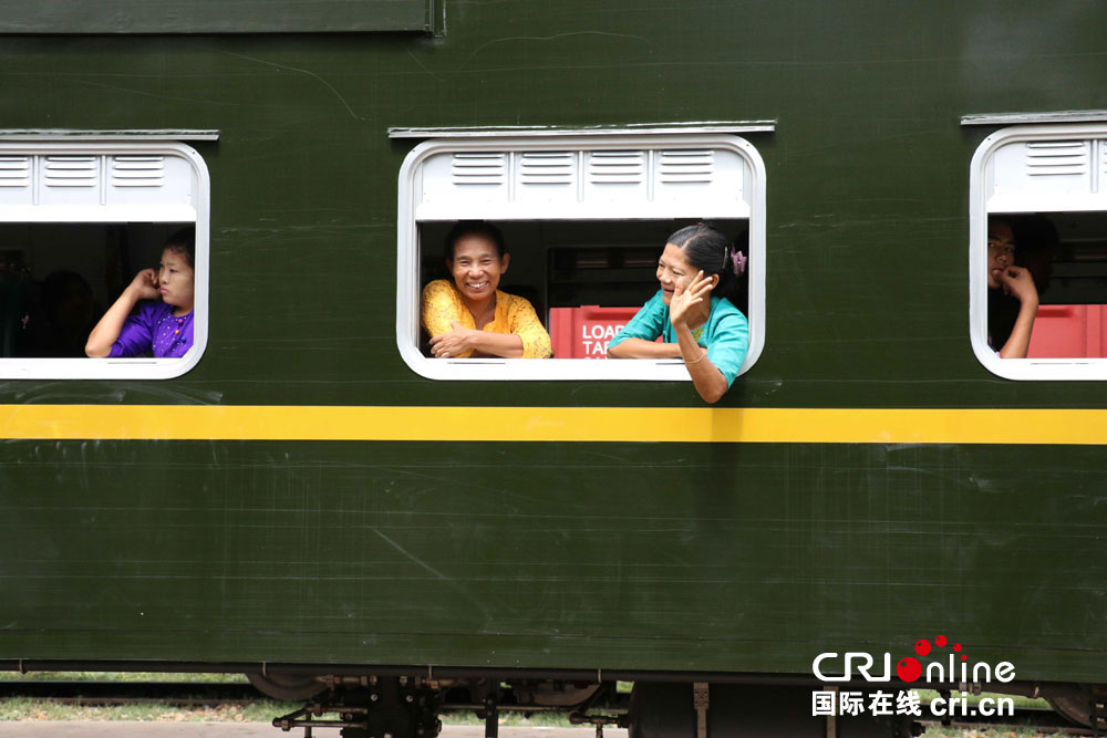 Passengers try the train donated by China to Myanmar in Naypyidaw, Myanmar, on May 26, 2017. [Photo: CRI Online]
