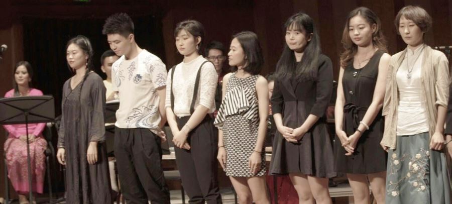 Student-composers on stage paid their respects to the audiences and the players at the concert. [photo: provided by the Shanghai Conservatory of Music]