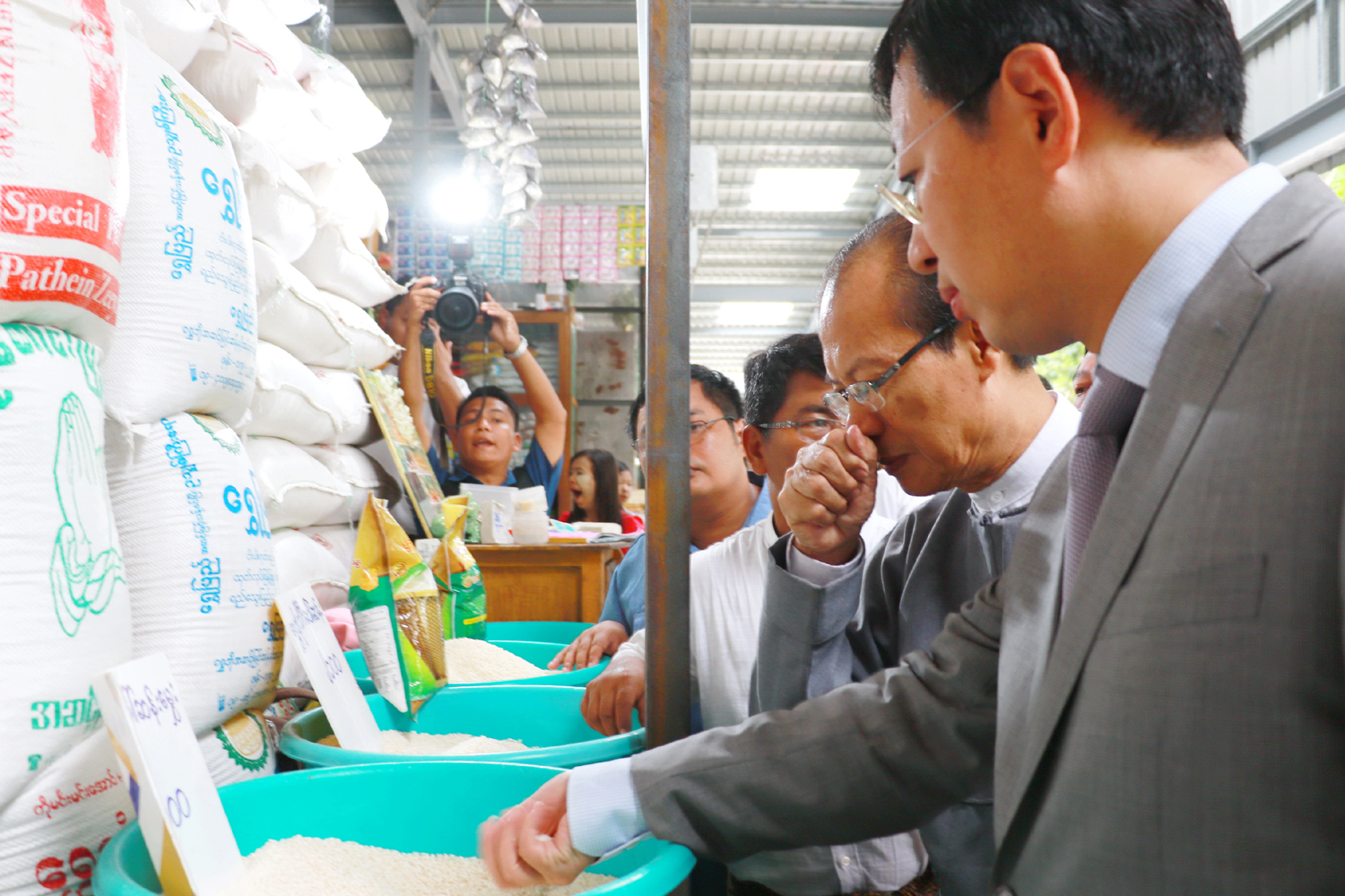 Chinese Ambassador to Myanmar, Hong Liang, and Chairman of Nay Pyi Taw Council, Dr. Myo Aung, visit a rice stall inside the new Thapyaygone Market on May 27, 2017. [Photo: China Plus/Tu Yun]