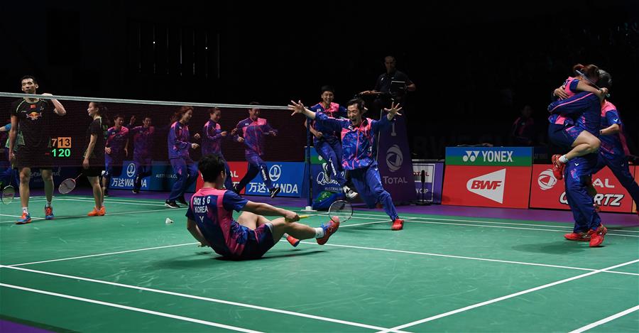 Team memebers of South Korea celebrates victory after the final between China and South Korea at TOTAL BWF Sudirman Cup 2017 in Gold Coast, Australia, May 28, 2017. South Korea claimed the title with 3-2 on aggregate. [Photo: Xinhua/Lui Siu Wai]