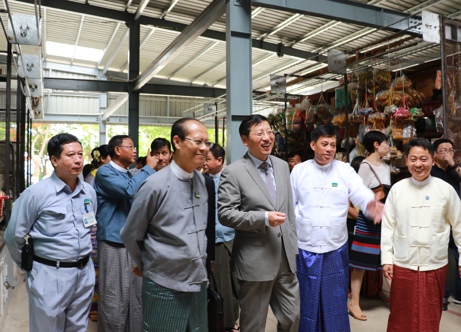 Chinese Ambassador to Myanmar, Hong Liang, and Chairman of Nay Pyi Taw Council, Dr. Myo Aung, visit the new Thapyaygone Market on May 27, 2017. [Photo: China Plus/Tu Yun]