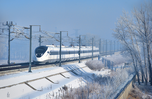 A CRH2G bullet train, which can withstand extreme weather conditions such as strong winds and sand storms, making a test run on the Lanzhou-Urumqi high-speed rail line. [Photo: China Daily]