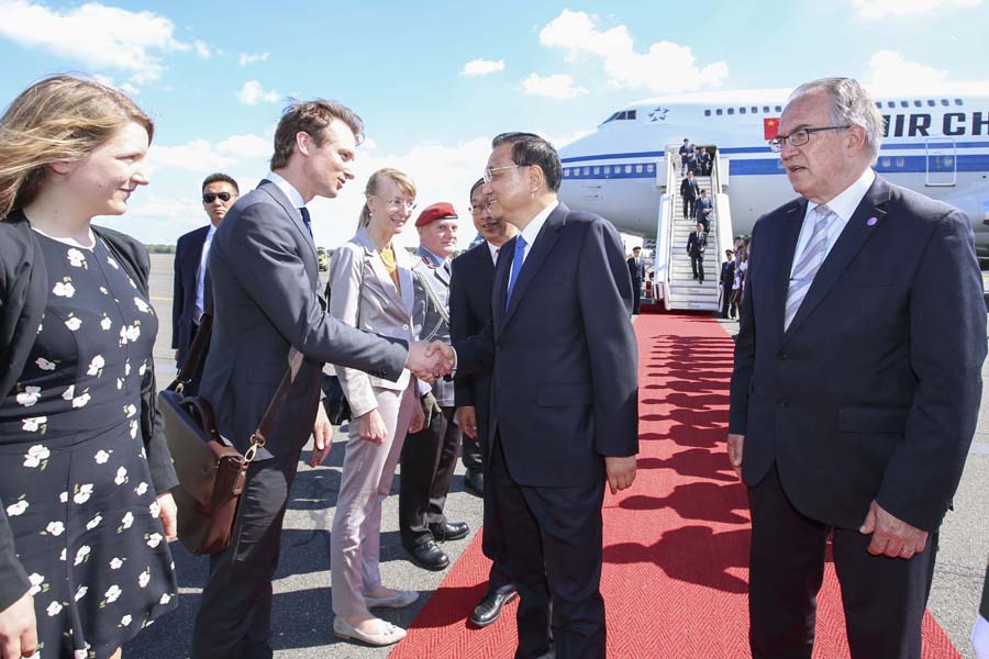 Chinese Premier Li Keqiang shakes hands with German officials after arrival in Berlin, Germany's capital on May 31, 2017. [Photo: gov.cn]