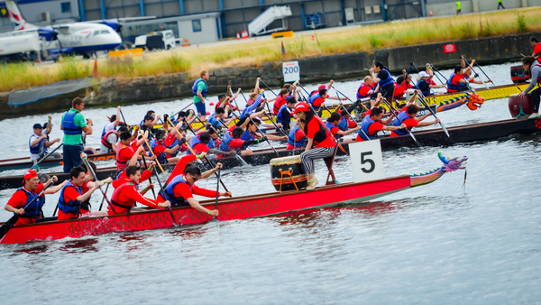 A fleet of dragon boats will take to London's docks next month for the annual Hong Kong Dragon Boat Festival. [File Photo: koolearn.com]