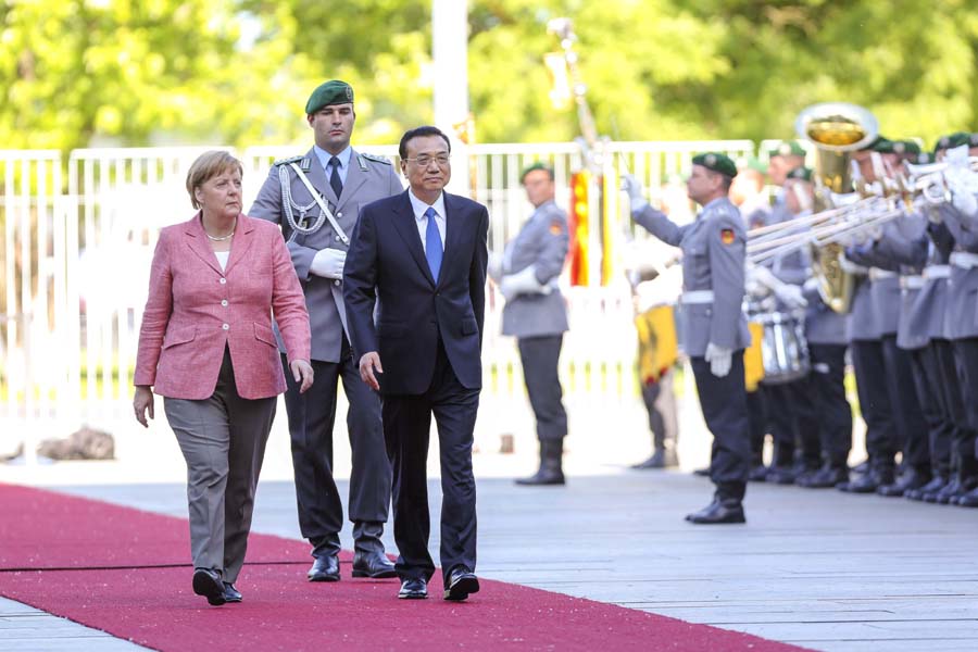 Chinese Premier Li Keqiang is welcomed by German Chancellor Angela Merkel in Berlin, Germany upon his official visit on May 31, 2017. [Photo: Xinhua]
