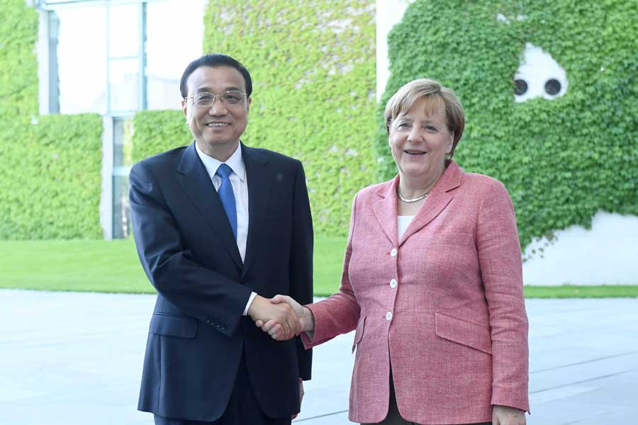 Chinese Premier Li Keqiang is welcomed by German Chancellor Angela Merkel in Berlin, Germany upon his official visit on May 31, 2017. [Photo: Xinhua]