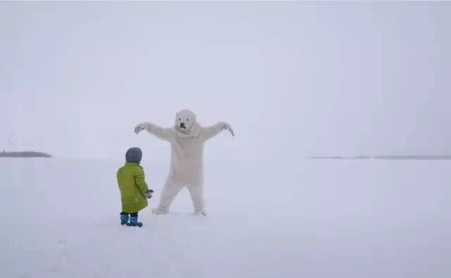 A 5-year-old boy nicknamed Simba has set foot on both the South and North poles, crossing 20 countries in the process. [Photo: People's Daily]