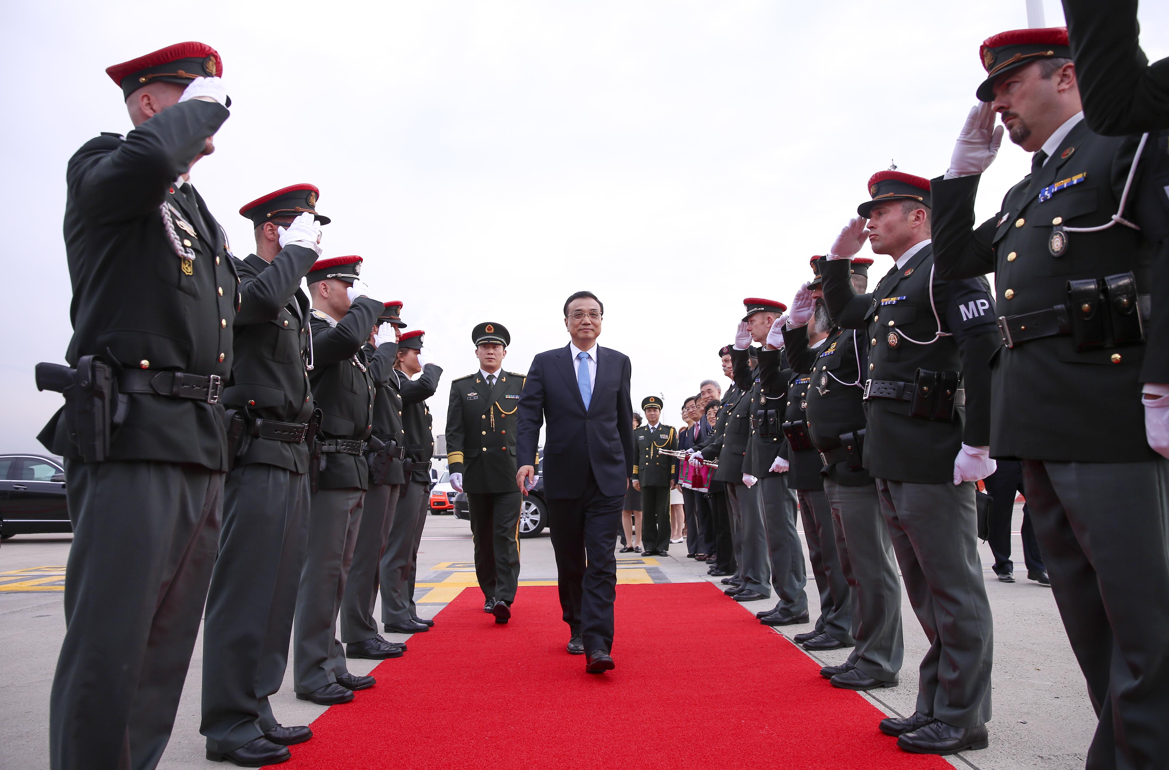 Chinese Premier Li Keqiang walks to the plane to fly back to Beijing from Brussels in Belgium, on Friday, June 2, 2017. Premier Li concluded his European tour after holding annual talks with the German Chancellor, Angela Merkel, and attending the 19th China-EU leaders' meeting. [Photo: gov.cn]