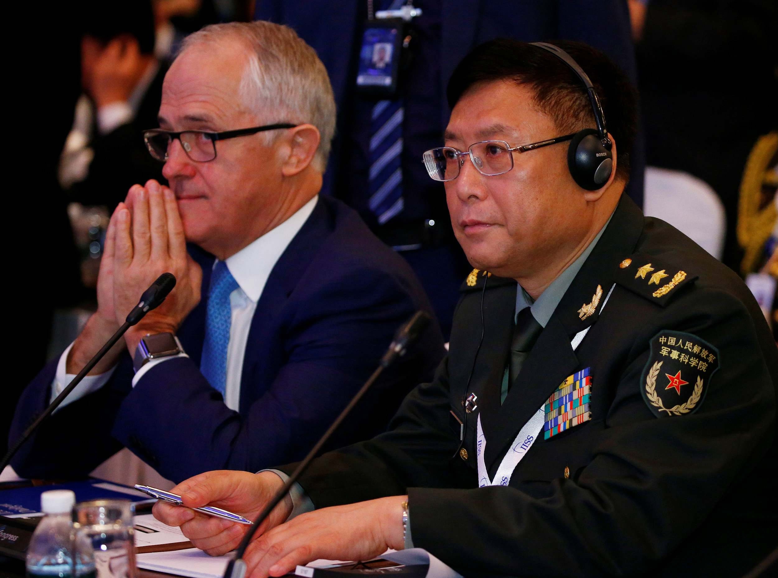 Vice President of Academy of Military Science of the Chinese People's Liberation Army , He Lei (R) sits next to Australia's Prime Minister Malcolm Turnbull (L) at the 16th Shangri-La Dialogue in Singapore on June 3, 2017. [Photo: VCG]