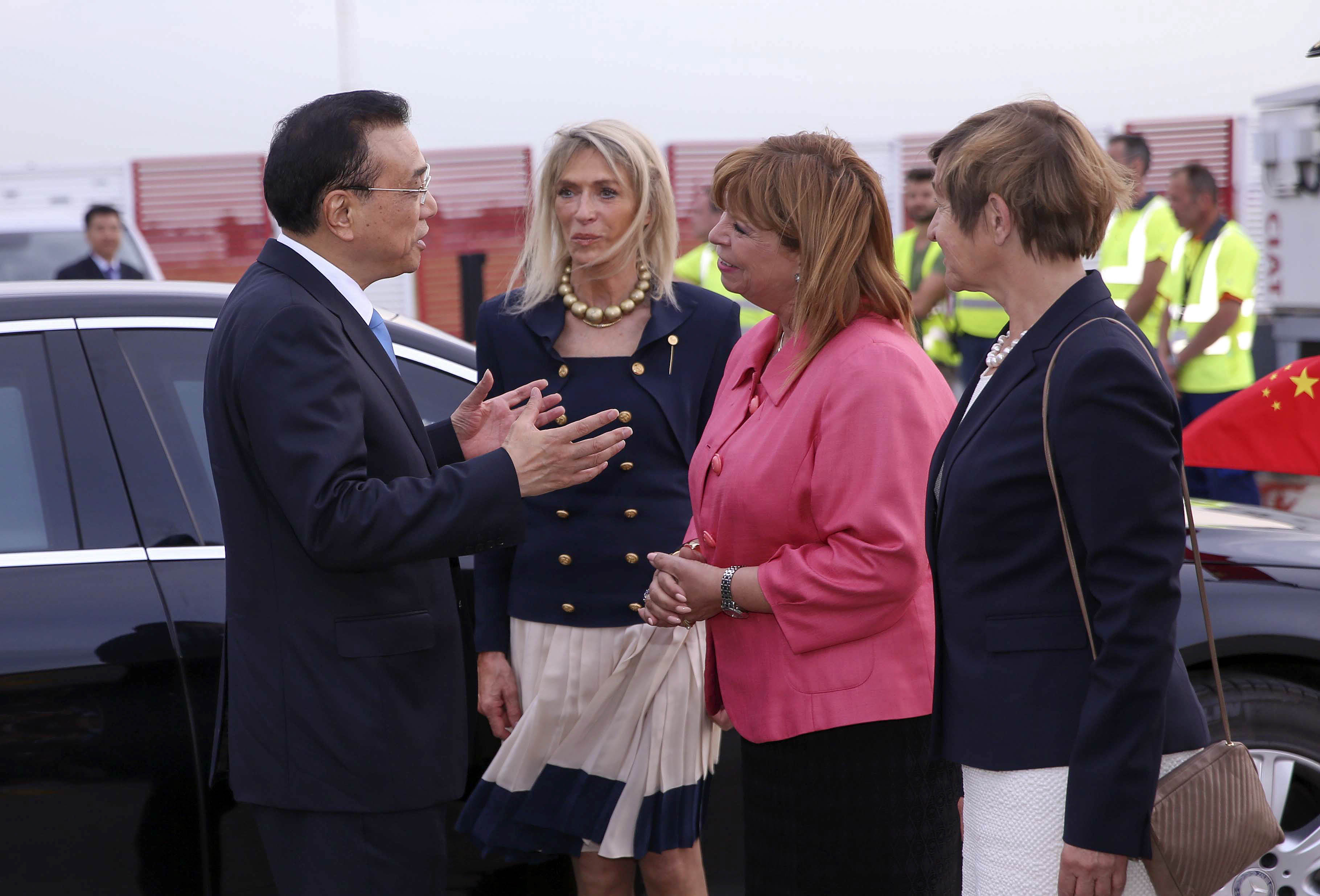 Chinese Premier Li Keqiang talks to senior officials of the EU and Belgium in Brussels before heading back to Beijing, on Friday, June 2, 2017. Premier Li concluded his European tour which involved annual talks with the German Chancellor, Angela Merkel, and attending the 19th China-EU leaders' meeting. [Photo: gov.cn]
