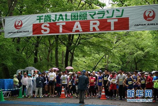 Runners prepare for the "JAL International Marathon." [Photo: Xinhua]