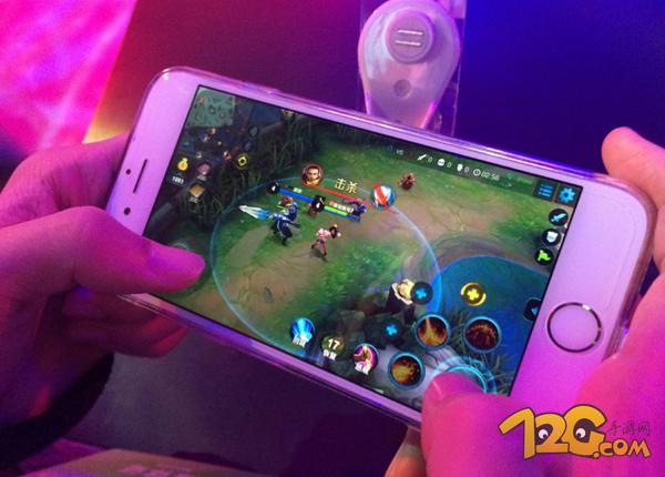 A photo of a man playing an mobile game. [Photo: 72g.com]