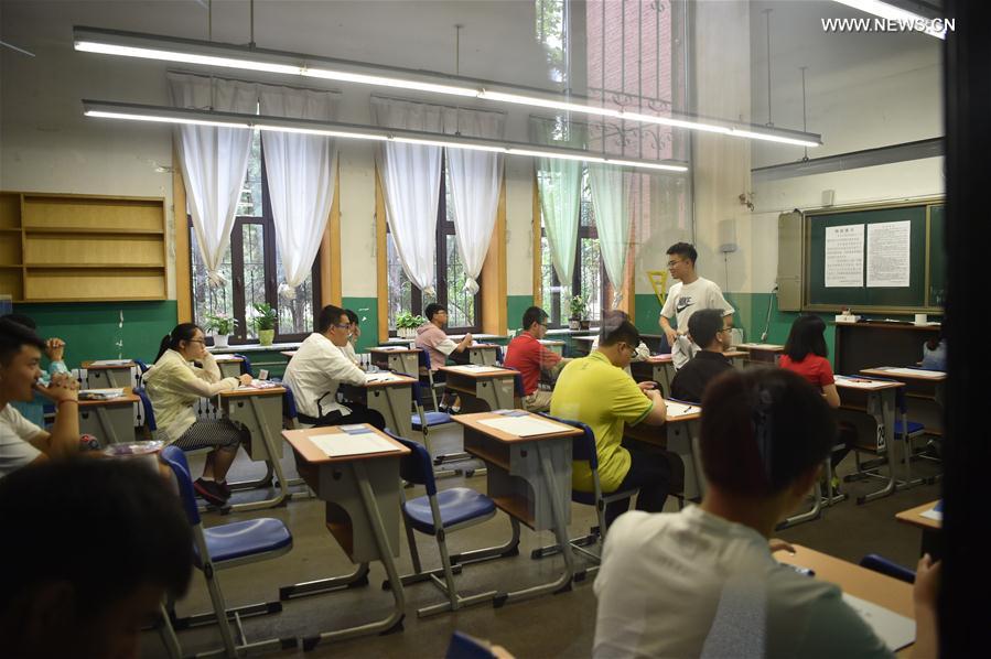 Examinees of the national college entrance examination wait at the exam venue at No. 20 Middle School in Shenyang City, capital of northeast China's Liaoning Province, June 7, 2017. A total of 9.4 million Chinese students sit the annual national college entrance examination from Wednesday. [Photo: Xinhua/Long Lei]