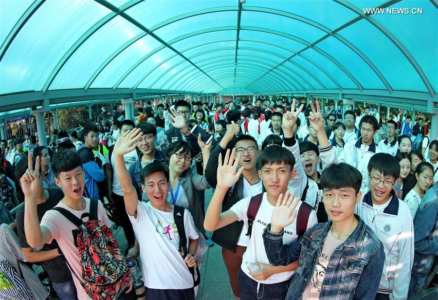 Examinees of the national college entrance examination wave before entering the exam venue at No. 1 High School in Qinhuangdao City, north China's Hebei Province, June 7, 2017. A total of 9.4 million Chinese students sit the annual national college entrance examination from Wednesday. [Photo: Xinhua/Yang Shiyao]