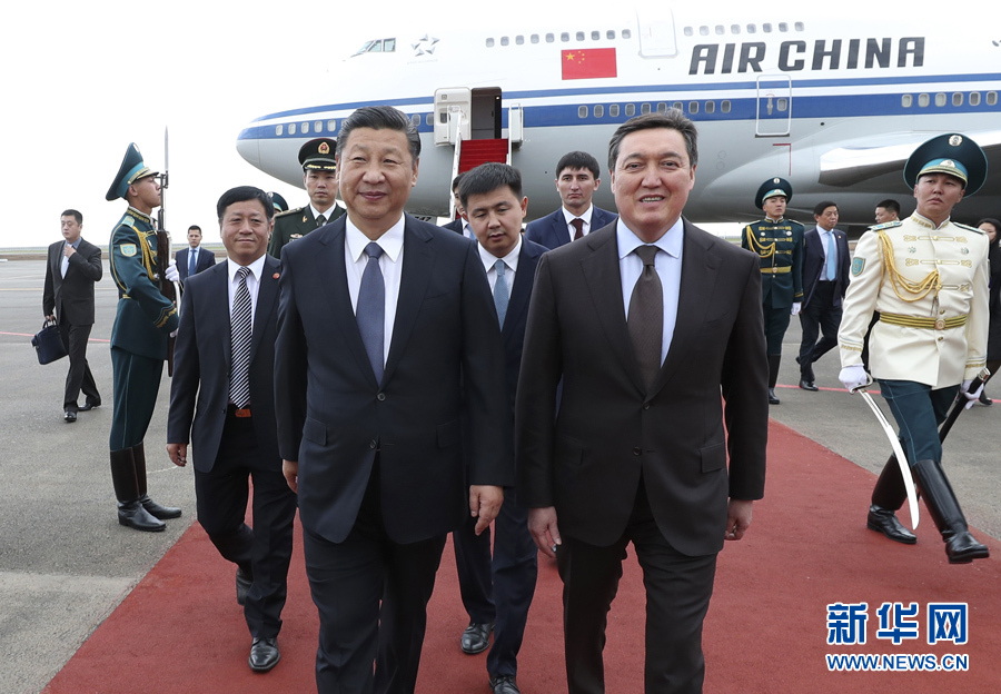 Chinese President Xi Jinping is welcomed by Kazakhstan's First Deputy Prime Minister Ma Ming in Astana, capital of Kazakhstan, June 7, 2017. Xi arrived here Wednesday for a state visit to Kazakhstan and the 17th meeting of the Council of Heads of State of the Shanghai Cooperation Organization (SCO). [Photo: Xinhua]
