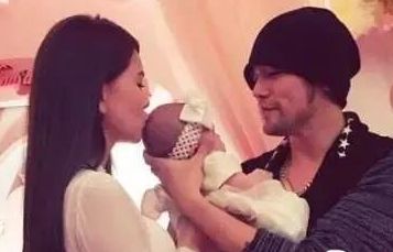 Jay Chou is seen with his wife Hannah Quinlivan and their first -born daughter. [Photo: ifeng.com]